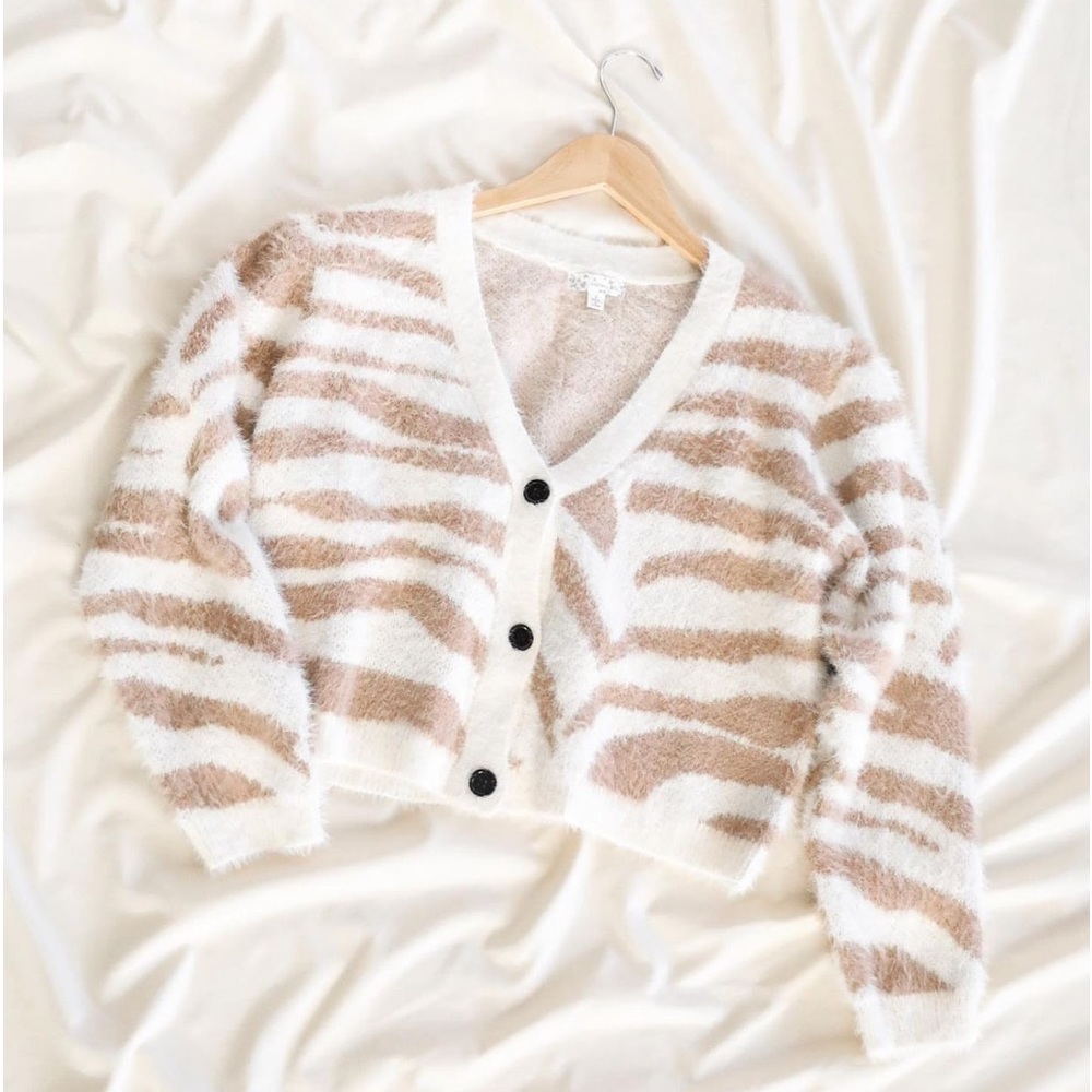 Ivy moon sweater, never worn size small, cropped boxy sweater